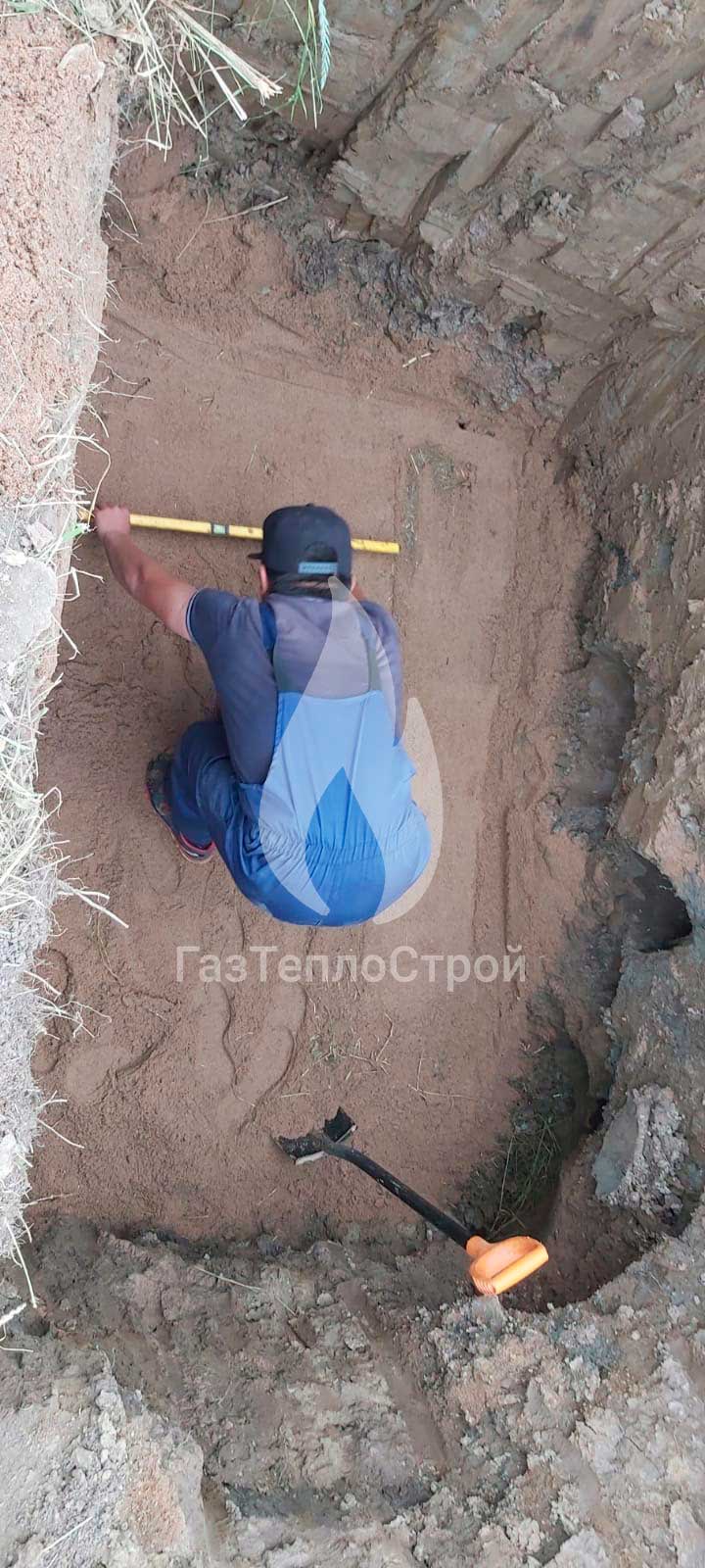 Фото рабочего во процессе монтажных работ